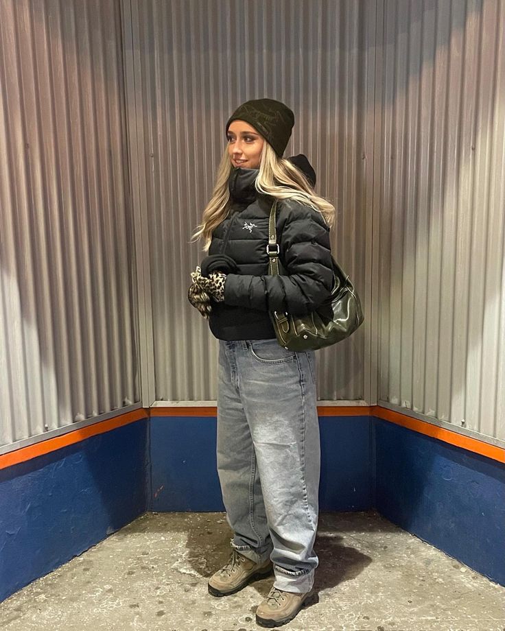 Arcteryx Outfit Women, Black Arcteryx Outfit, Arcteryx Puffer Jacket, Arcteryx Hat Outfit, Arctyrex Beanie Outfit, Stussy Puffer Jacket, Puffer Jacket Outfit Streetwear, Arc’teryx Outfit, Puff Jackets Women Outfit