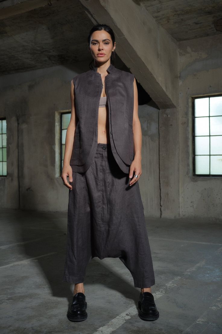 Introducing our avant-garde handmade harem pants, crafted with care from 100% pure Oeko-Tex certified linen fabric in an exclusive gray color. These pants redefine contemporary fashion with their baggy silhouette and captivating asymmetrical details. Designed for the modern woman who seeks both style and sustainability, our harem pants are a testament to minimalist urban fashion. With five pockets, they offer practicality without compromising on their unique aesthetic appeal. In addition to thei Sarouel Pants, Baggy Pants Women, Linen Harem Pants, Womens Black Vest, Linen Vest, Black Clothes, Drop Crotch Pants, Harem Pants Women, Concept Clothing