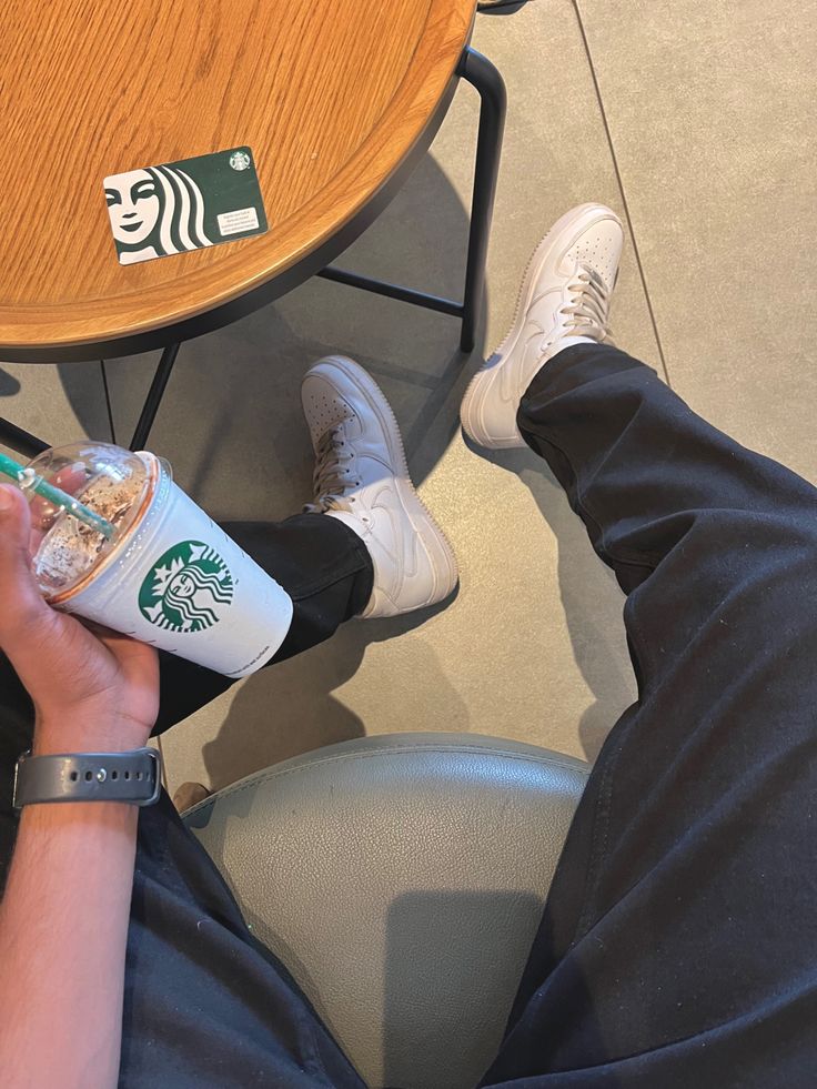 Coffee.Starbucks.aestheticsnap.sneaker.outfit.aestheticoutfit Coffee Snaps, Starbucks Snapchat, Starbucks Pictures, Starbucks Aesthetic, Aesthetic Sneakers, Food Vids, Instagram Creative, Starbucks Drinks, Snapchat