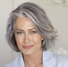 Grey bob Beauty Hair Photography, Grey Bob Hairstyles, Gorgeous Gray Hair, Beautiful Gray Hair, Gray Hair Growing Out, Gray Hair Cuts, Chin Length Hair, Natural Gray Hair, Short Grey Hair