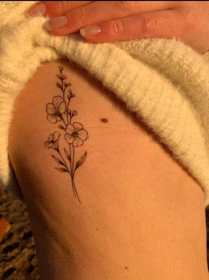 floral tattoo on the rib Violet Flower Rib Tattoo, Feminine Tattoos Side Ribs, Carnation Flower Tattoo Ribs, Violet Rib Tattoo, Hibiscus Tattoo Side Ribs, Ribcage Floral Tattoo, Floral Tattoo Side Ribs, Bunch Of Birth Flowers Tattoo, Water Lily Rib Tattoo