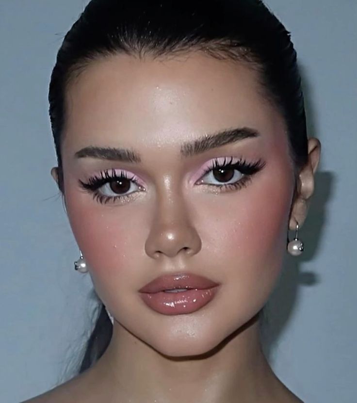 Pink Toned Makeup Looks, Pink Retro Makeup, Baddie Pink Makeup, Pink Doll Makeup Look, Light Pink Makeup Ideas, Pink Eyeliner Makeup Looks, Pink Makeup Inspiration, Doll Look Makeup, Light Pink Makeup Looks Natural