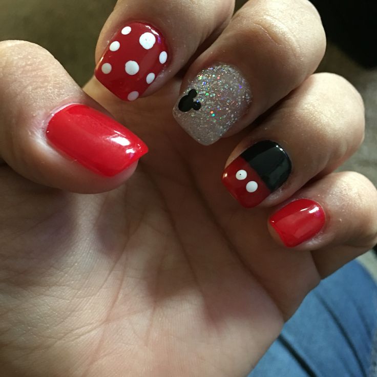 Disney Nails Diy Easy, Disney Nail Polish, Disney Dipped Nails, Nail Ideas For Disney World, Simple Disney Nails Short Gel, Disney Nails Sns, Easy Mickey Mouse Nails, Disney Nails Sparkle, Summer Disney Nails 2023