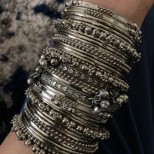 Gold Bangles Indian, Perhiasan India, Silver Jewelry Accessories, Oxidised Silver Jewelry, Antique Silver Jewelry, Silver Jewellery Indian, Bracelets Design, Indian Jewellery Design Earrings, Bangles Indian