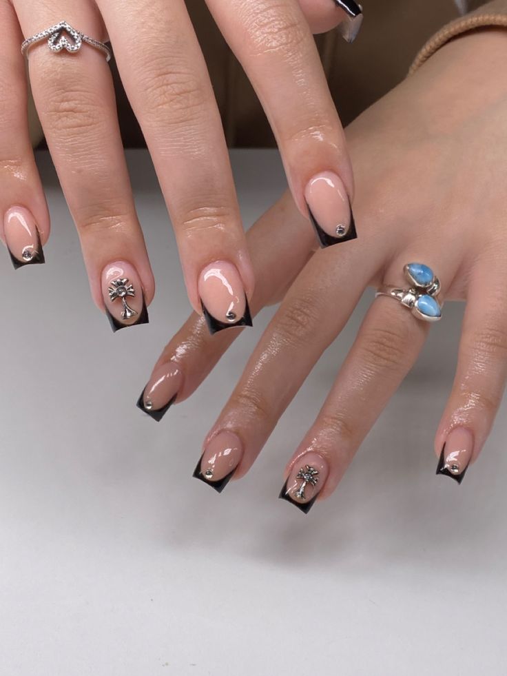 Short Acrylic Nails Chrome Heart, Short Squared Oval Acrylic Nails Designs, Black French Tip With Chrome Heart, Black Nails With Chrome Hearts, Short Acrylic Nails Cross, Chrome Of Hearts Nails, French Tip Nails Chrome Hearts, Black And Chrome Nails Short, Nail Inspo 2023 Short