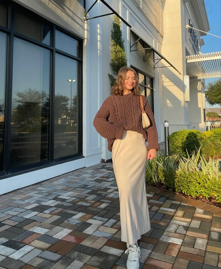 Style, skirt, sweater, long tan skirt paired with a brown sweater. Fall fashion Feminine Winter Outfits, Winter Maxi Skirt Outfit, Modest Fall Outfits, Long Brown Skirt, Maxi Skirt Fall, Modest Winter Outfits, Modest Girly Outfits, Knit Sweater Outfit, Church Fits