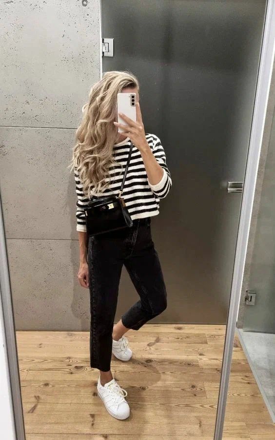 Winter Work Dress, Winter Outfits 2022, Winter Outfit Casual, Jeans And White Sneakers, Chique Outfits, Winter Work, Paris Mode, Outfits 2022, Work Dress