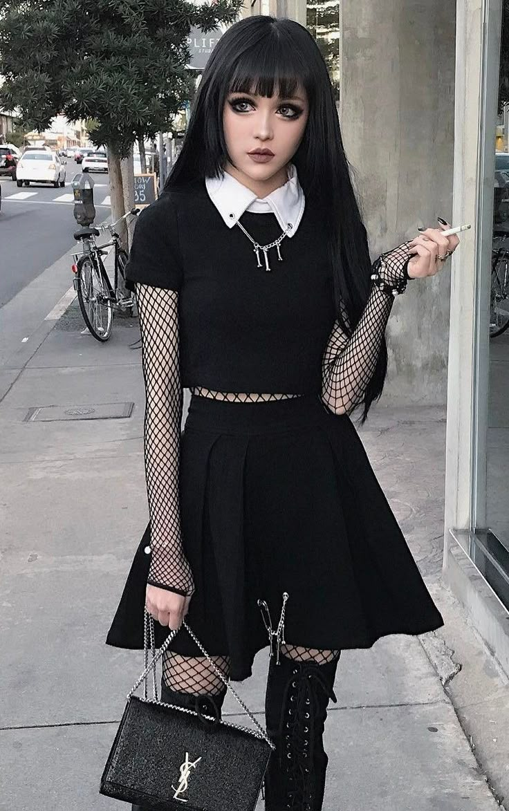 Are you looking for outfits ideas for this Halloween? Then check out these 33 alternative looks and get inspired! Goth Doll, Goth Outfit Ideas, Goth Outfit, Halloween Tattoo, Chique Outfits, School Dresses, Rock Punk, Facial Expression, Gothic Outfits