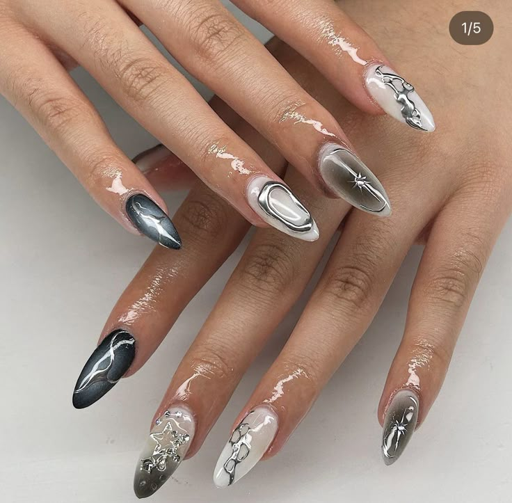 Chrome Gel Nails Designs, Nye Nail Designs, Gel X Inspo Nails, Black Silver Nails Design, Complex Nail Art, Silver Nails Designs, Ateez Nails, Aespa Nails, Acrylic Nails Y2k