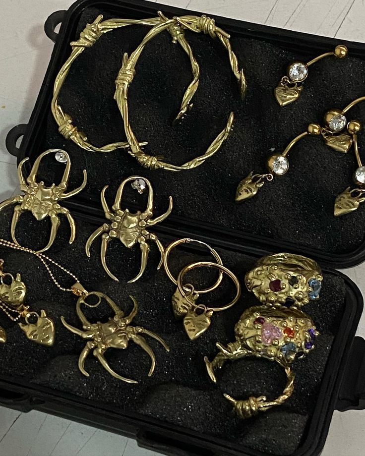 Dorado loyaltty 🕸 Goth With Gold Jewelry, Gothic Gold Jewelry, Gold Goth Aesthetic, Goth Gold Jewelry, Quince Outfits, Gold Goth, Aesthetic Goth, Cherry Baby, Romantic Goth