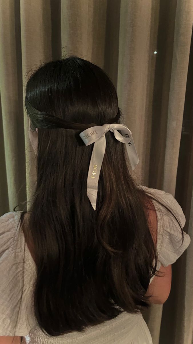 Coquette Hair Straight, How To Do Ribbon Hairstyle, Straight Hair With Ribbon, Prom Hair Ribbon, Prom Hairstyle Straight Hair, Bows On Hair Hairstyles, Prom Hairstyles With Ribbon, Cocette Aesthetic Hairstyles, Hair Styles With A Ribbon