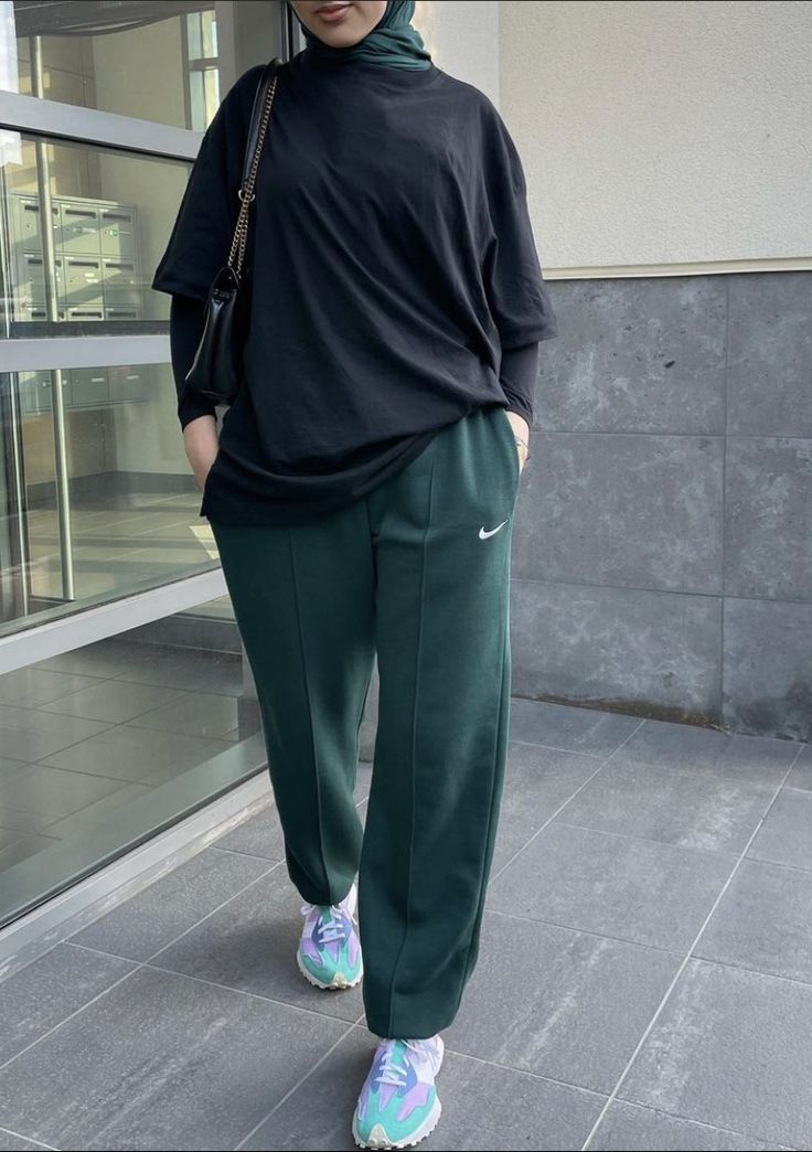 Athletic Modest Outfits, Modest Gym Outfits Aesthetic, Ootd Gym Hijab, Gym Outfit Modest, Style Olahraga Hijab, Modest Workout Outfits For Women, Hijabi Gym Outfits, Modest Gym Clothes, Hijabi Workout Outfits