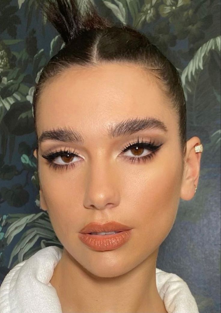 Powerful Women Makeup Looks, Dua Lipa Eye Makeup, Dua Lipa Makeup Looks, Attractive Makeup Looks, Cocktail Party Makeup, Dua Lipa Makeup, Makeup Products For Beginners, Coral Makeup, Ball Makeup