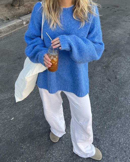 ASHLEY CASSIDY on Instagram: "exploring the new neighborhood 🤍 https://liketk.it/3W1Fo (sweater linked, wearing a M)" Outfit Wide Leg, Blue Sweater Outfit, Boston Birkenstock, Birkenstock Clogs, Jumper Outfit, Spring 23, Oufits Casual, Uni Outfits, Coastal Cowgirl