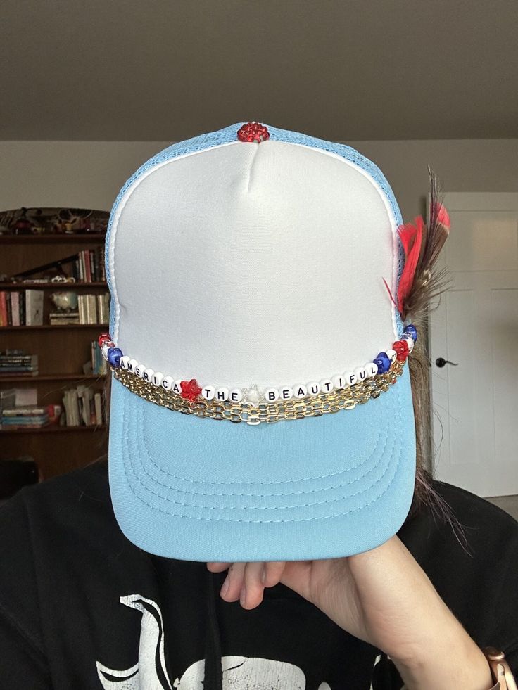 Bling Trucker Hat, Trucker Hat Charms Diy, Trucker Hat Chain Diy, Trucker Hat Chain, Baseball Trucker Hat Ideas, Trucker Hat Chains, Diy Trucker Hat Ideas, Trucker Hat Bar, Hat Beading