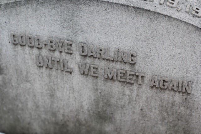 the inscription on the wall says goodbye, daring until we meet again in english and spanish