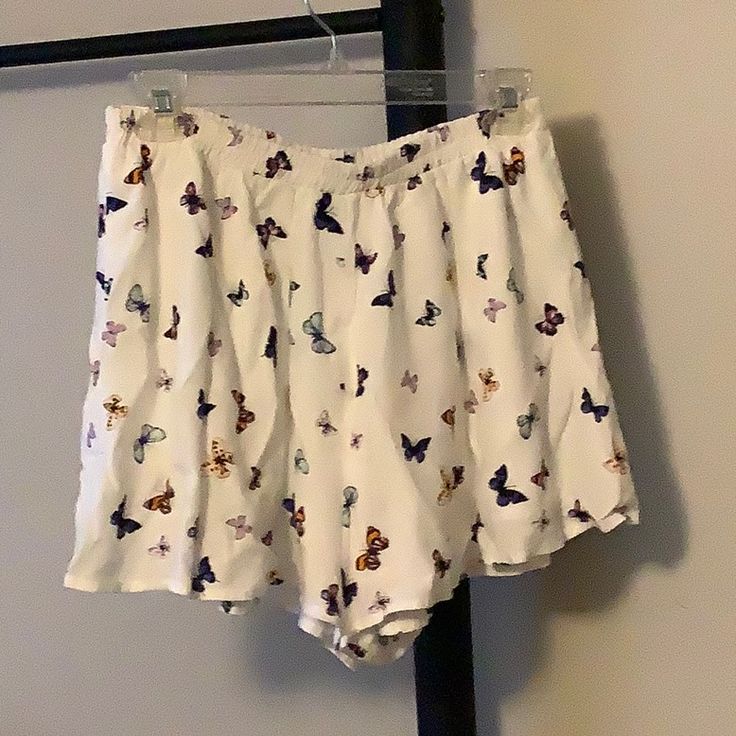 Butterfly Shorts With Lining. Elastic Waist Is 13.5 Inches Not Stretched. And Can Stretch To 19 Inches. Never Worn. Butterfly Shorts, Soft Shorts, Elastic Waist, Forever 21, Color White, Womens Shorts, Elastic, Women Shopping, White