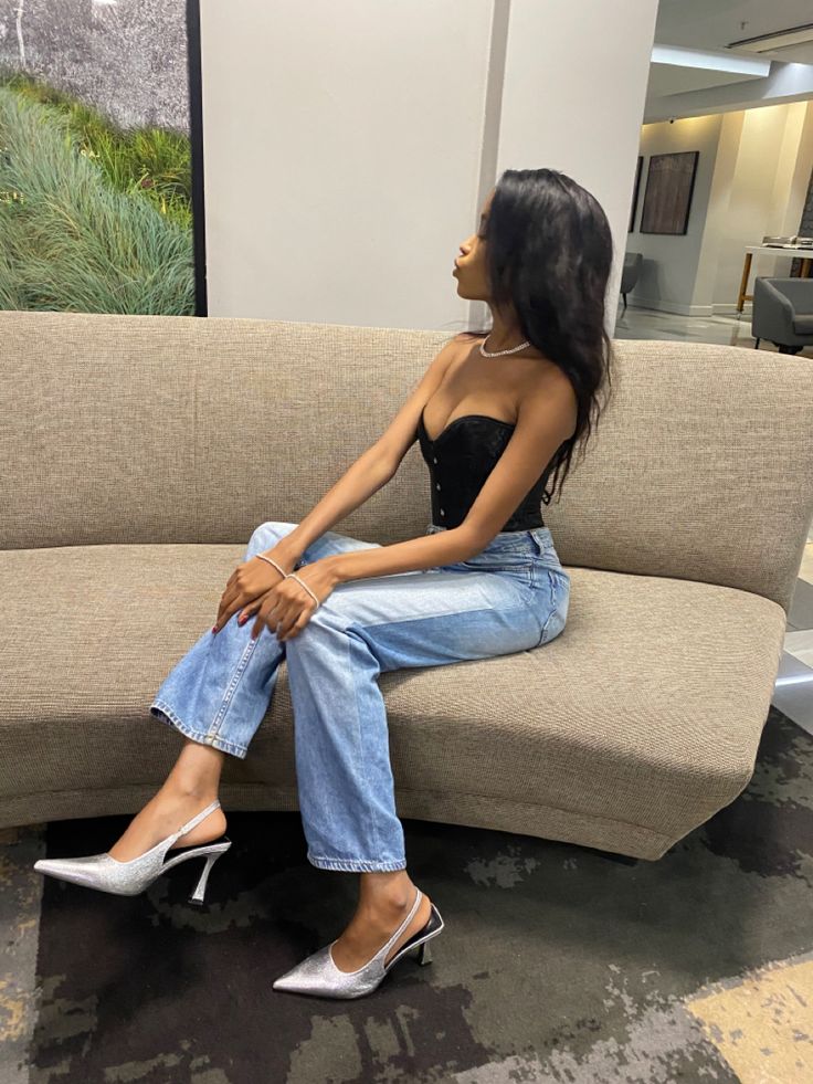 Silver Pointy Heels Outfit, Jeans And Pointed Heels Outfit, Silver Pointed Heels Outfit, Pointy Toe Heels Outfit, Jeans And Pointy Heels Outfits, Silver Shoes Outfit 2024, Outfits With Silver Heels, Silver Kitten Heels Outfit, Chrome Heels Outfit