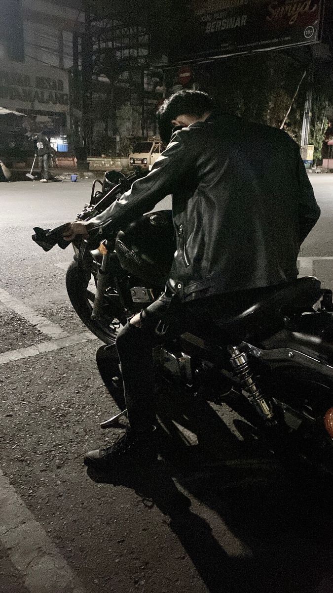 Night ride cowo wattpad cogan motor pfp chara keren cool inspirasi boy badboy riding style outfit black Motorcycle Guy, Hot Biker Guys, Bike Aesthetic, Gentleman Aesthetic, Motorcycle Aesthetic, Taiping, Arte 8 Bits, Biker Aesthetic, Motorcycle Men