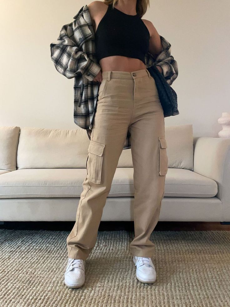 Aesthetic Cargo Pants Outfit, Cargo Pants Outfit Summer, Beige Cargo Pants Outfit, Women Cargo Pants Outfit, Cargo Pants Aesthetic, Aesthetic Cargo Pants, Summer Cargo Pants, Jeans Marron, Cargo Pants Women Outfit