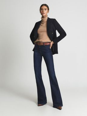 Dark Blue Flare Jeans Outfit, Looks Kate Middleton, Flare Jeans Outfit, Blue Jean Outfits, Look Jean, 2024 Style, Outfit Jeans, Looks Street Style, Dark Indigo