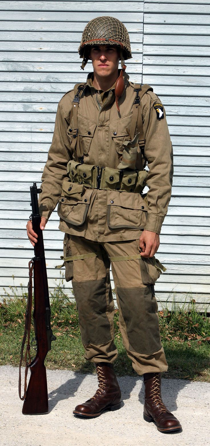 U.S. WWII Paratrooper Package Us Army Uniforms, American Uniform, Wwii Uniforms, Ww2 Uniforms, Ww2 Soldiers, 101st Airborne, Band Of Brothers, Army Uniform, Military Gear