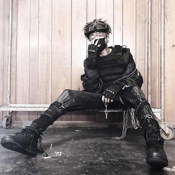 Cyberpunk Outfit, Nmd Adidas, Tech Wear Fashion, Cyberpunk Clothes, Urban Ninja, Goth Hair, Techwear Fashion, Tech Wear, Cyberpunk Aesthetic