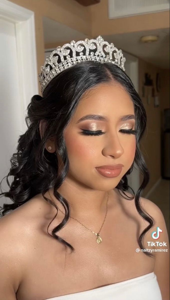 Yellow Makeup Looks For Quince, Make Up For Quinceanera Red, Quince Photo Shoot Makeup, Sweet 16 Party Makeup, Quinceanera Hairstyles Afro Latina, Quince Makeup Red Dress, Hairstyles For Quinceanera With Crown Half Up Half Down, Blush Pink Quinceanera Makeup, Makeup Ideas For Quinceanera Red