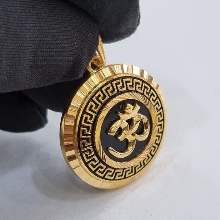 Pendent Gold Design For Men, Gold Pandent Design For Men, Gents Locket Gold, Gold Pendal Design For Men, Men’s Gold Chain Pendent, Om Locket Gold For Men, Om Gold Pendant For Men, Men Gold Pendant Design, Gold Lockets For Men