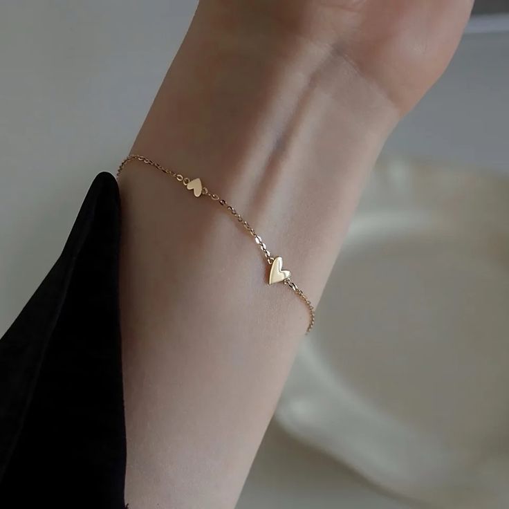 Heart Stainless Steel Bracelet In Gold. #Bracelet Gold Heart Bracelet, Bracelet Love, Gold Link Chain, Bracelet Dainty, Simple Bracelets, Classy Jewelry, Jewelry Lookbook, Dainty Bracelets, Fancy Jewelry