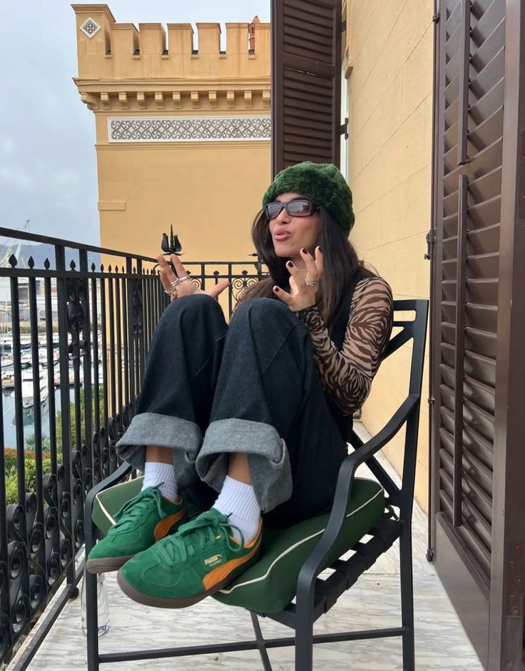 Adidas Samba Aesthetic, Puma Shoes Outfit, Samba Aesthetic, Green Shoes Outfit, Trendy Womens Sneakers, Puma Palermo, Samba Outfit, 2024 Outfits, Mode Boho