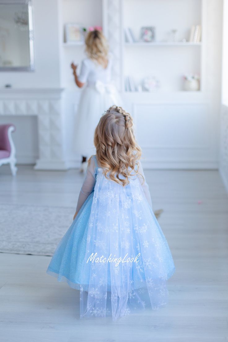 Frozen Elsa Dress, Girl Tutu Dress, Princess Dress For Girls Blue tutu dress that is designed for Frozen Elsa birthday party theme. Princess Elsa tutu dress is made of shiny glitter and has a cap with shiny snowflakes. Dress has remowable bow and remowable cape. Sizes and Customisation Dress is tailored to order in any standart size. For better fit you can leave the measurements on checkout with your order You can order also it as a set of matching dresses for mother and daughter, just contact m Grey Flower Girl Dress, Toddler Holiday Dress, Elsa Frozen Costume, Elsa Tutu, Frozen Elsa Dress, Costume Toddler, Princess Tutu Dress, Frozen Dress