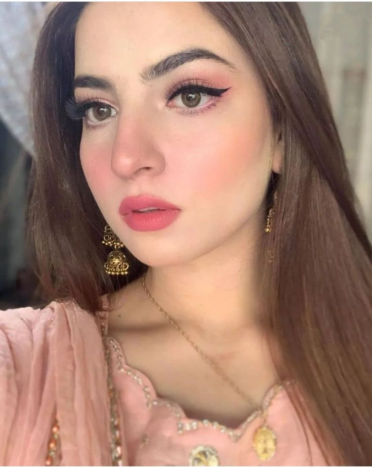 Pakistani Makeup Tutorial, How To Thicken Eyebrows, Eid Makeup Look, Pakistani Makeup Looks, Bangs Cut, Eid Makeup, Pakistani Makeup, Light Makeup Looks, Bridal Makeup Images