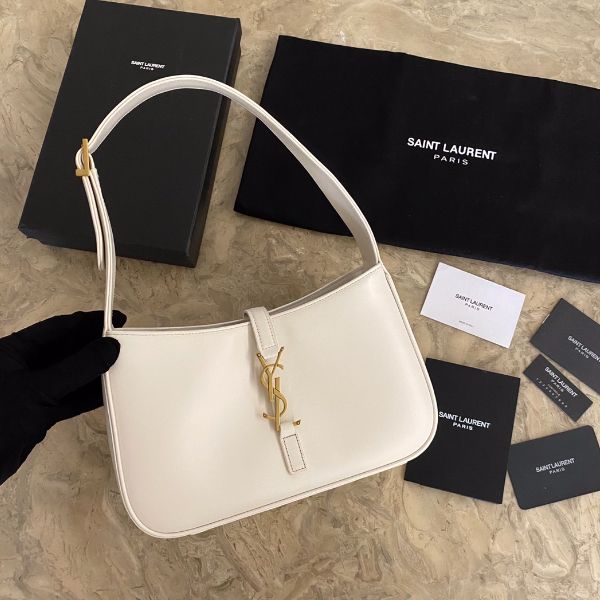 2021 Spring and Summer Show YSL’s new armpit bag has a minimalist shape and logo. It is simple and beautiful. The advanced opening and closing is a buckle design with a half-open method.

The size is 23x16x6.5cm. Large Leather Bag, Armpit Bag, Lv Purse, Small Leather Bag, Bag Obsession, Lv Shoes, Medium Handbags, Women's Bags By Style, Saint Laurent Paris