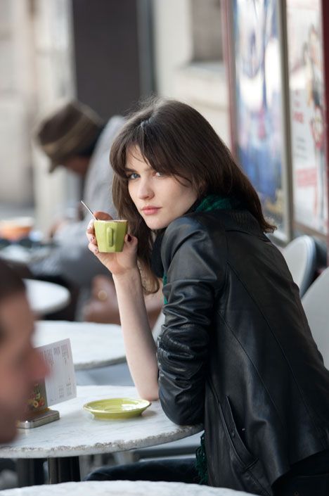 People Drinking Coffee, Cafe Society, Photographie Portrait Inspiration, French Models, Coffee Girl, Cafe Style, Shooting Photo, Olivia Palermo, Coffee Cafe