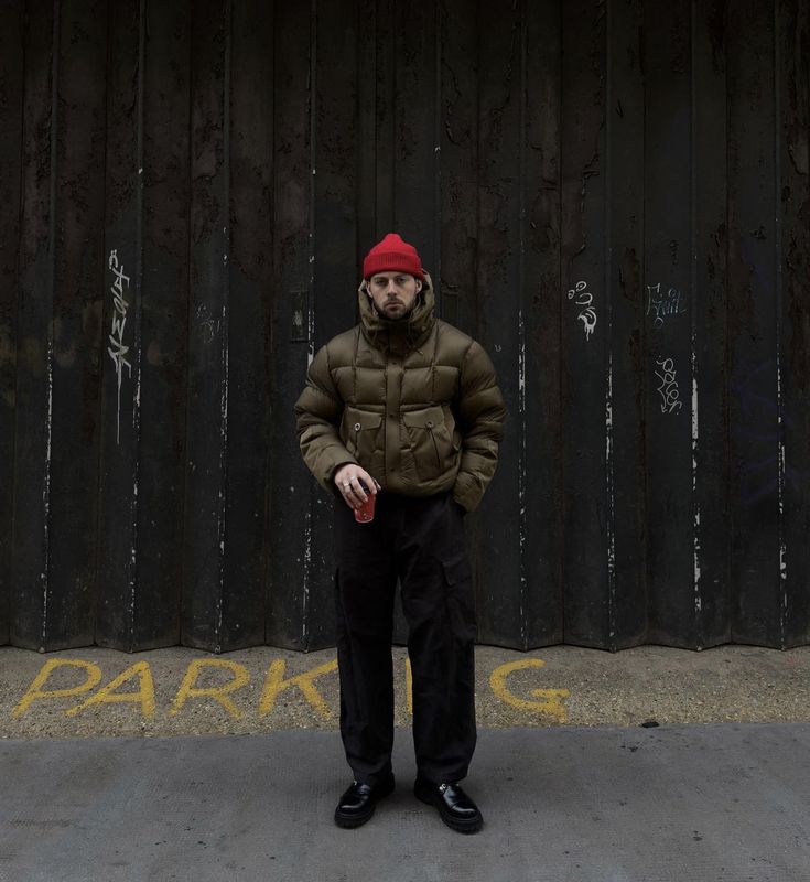 Red Cap Outfit, Puffer Jacket Street Style, Japanese Street Fashion Men, Men Vintage Style, Winter Jacket Outfits, Men Winter Jacket, Proper Cloth, Puffer Jacket Outfit, Man Outfit