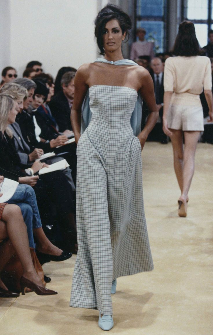 Fashion Show 90s, Prada Fashion Show, Prada Runway, Estilo Kardashian, 90s Runway Fashion, Runway Fashion Couture, Prada Fashion, Vintage Runway, Runway Outfits