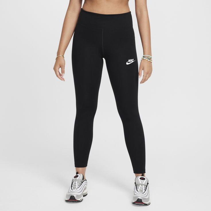 There's a reason we call these our Classic leggings. A staple for everyday wear, they're made from fabric that's thick but still lightweight, peachy-soft but still strong. Plus, they stretch with your every move and feature a high-waisted design to help you stay comfortably covered. Nike Leggings Outfit, Nike Leggings Women, Black Nike Leggings, Big Shirts, Medium Jeans, Nike Spandex, Fasion Outfits, Classic Girl, Leather Office