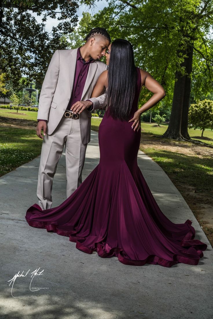 Pinterest: @pulggbratt🤩 Prom Colors For Couples, Prom Couples Outfits, Couple Prom Pictures, Couples Prom, Couple Prom, Prom Pictures Couples, Prom Picture Poses, Prom Photoshoot, Prom Couples