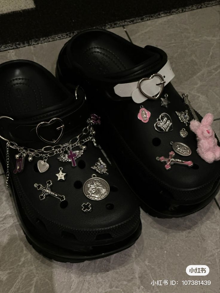 Crocs Summer, Cool Crocs, Crocs With Jibbitz, Crocs Aesthetic, Crocs With Charms, Crocs Outfit, Platform Crocs, Black Crocs, Crocs Fashion