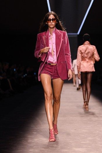 Model on the runway at the Tom Ford Spring 2024 Ready To Wear Fashion Show on September 21, 2023 in Milan, Italy. Summer Work Outfits, Summer Work Dresses, Mode Chic, Spring Fashion Outfits, Fashion Week Runway, Spring Fashion Trends, Inspiration Mode, Casual Winter Outfits, Glamour Fashion