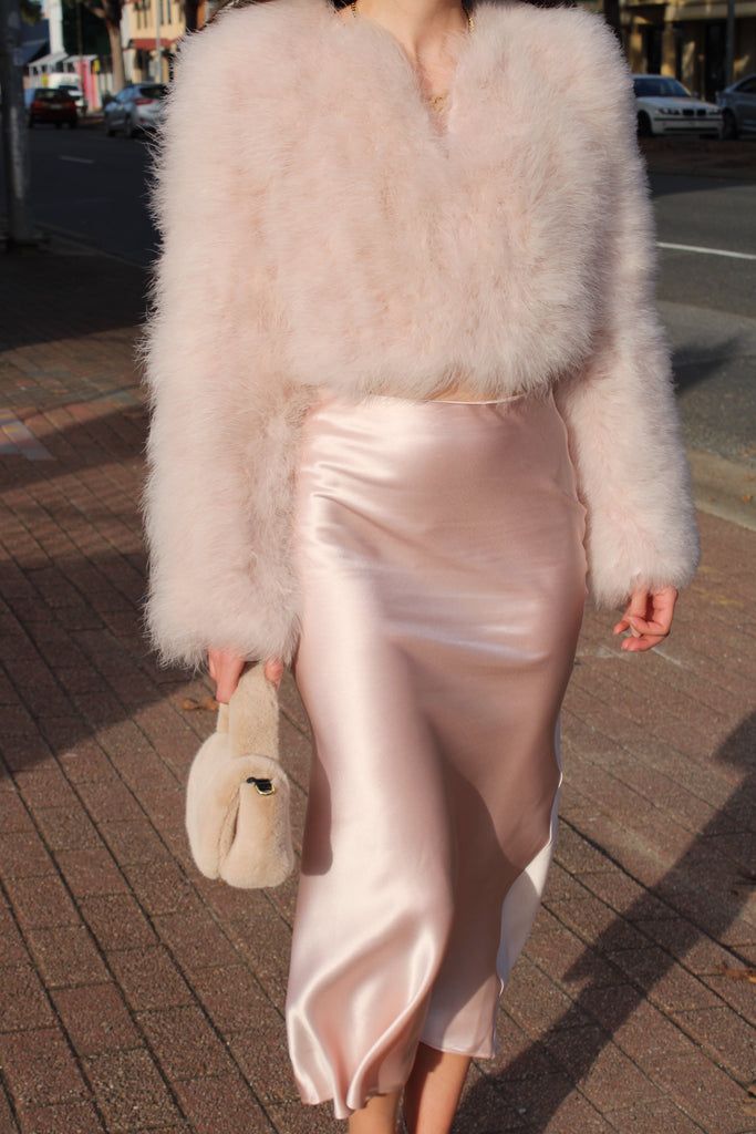 Hongkong Outfit, Feminine Winter Outfits, Fur Jacket Outfit, Fur Outfit, Fur Coat Outfit, Feather Jacket, Legally Blonde, Pink Jacket, Feminine Outfit