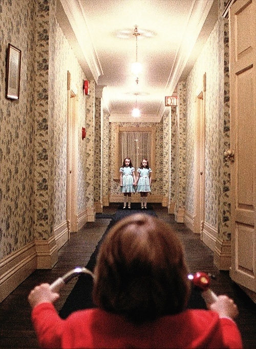 REDRUM.REDRUM! Classic Horror Movies Aesthetic Wallpaper, Horror Movie Stills Aesthetic, Famous Horror Movie Scenes, Scary Movie Pictures, The Shining Iphone Wallpaper, Horror Movies Pics, Horror Movie Images, Classic Horror Movie Aesthetic, Vintage Horror Movie Aesthetic