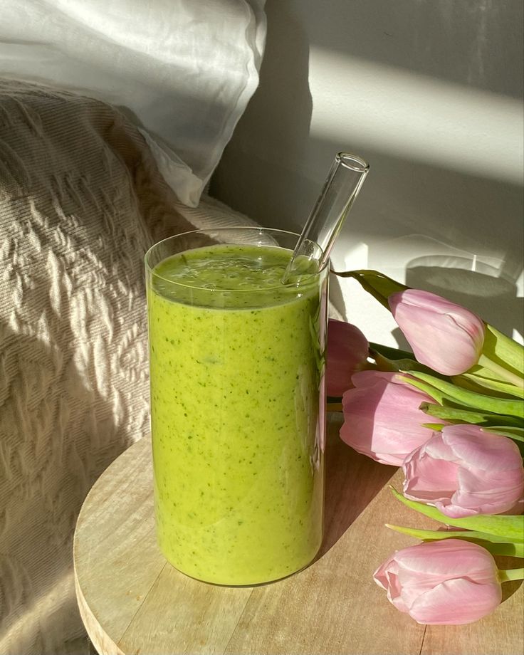 Creamy green, smoothie with spinach, mango and Matcha next to pink tulips in the sun Healthy Smoothie Aesthetic, Healthy Juice Aesthetic, Fruit Smoothie Aesthetic, Mango Smoothie Aesthetic, Healthy Girl Food, Health Visionboard, Green Smoothie Aesthetic, Smoothies Aesthetic, Recreation Photos