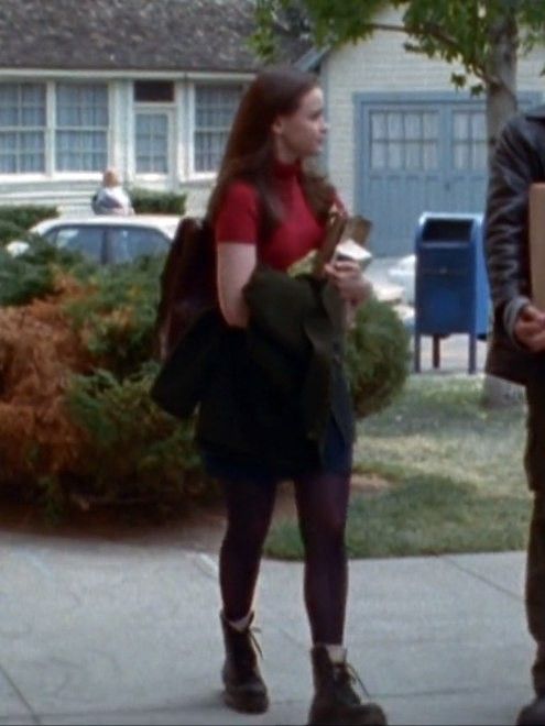 Rory Gilmore Red Shirt Black Skirt, Gilmore Girl Fall Outfits, Rory Gilmore Doc Martens, Rory Gilmore Outfits Season 1 Episode 1, Rory Gilmore Pilot Outfit, Rory Gilmore Best Outfits, Nerd Girl Aesthetic Outfit, Rory Gilmore Outfits Aesthetic, Gilmore Girls Fall Outfits