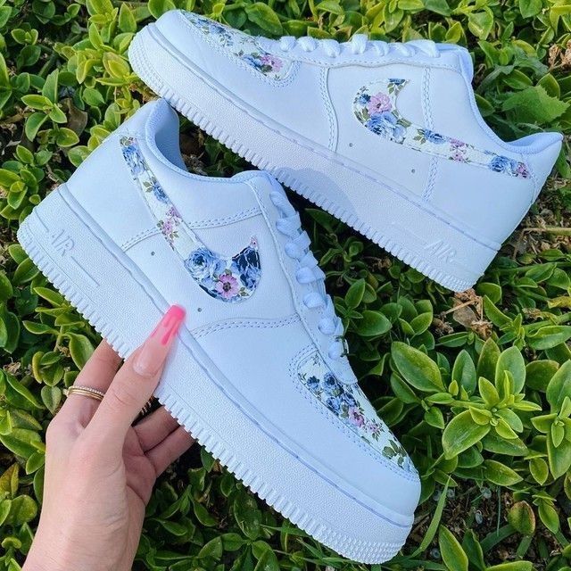 Nike Rosa, Flowers Anime, Custom Shoes Diy, Nike Shoes Air Force, Air Force 1s, Dr Shoes, White Nike Shoes, Nike Shoes Girls, Jordan Shoes Girls