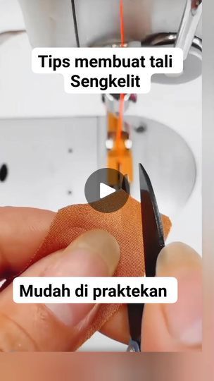 someone is using scissors to cut fabric on a sewing machine with the words tips membuat tali senkelit mudah di prakkenn