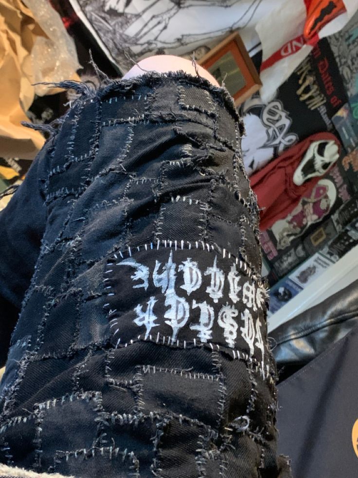 Alt Clothes Diy, Patched Overalls, Patched Pants, Crust Pants, Feminist Punk, Battle Jackets, Battle Vest, Punk Diy, Patch Ideas