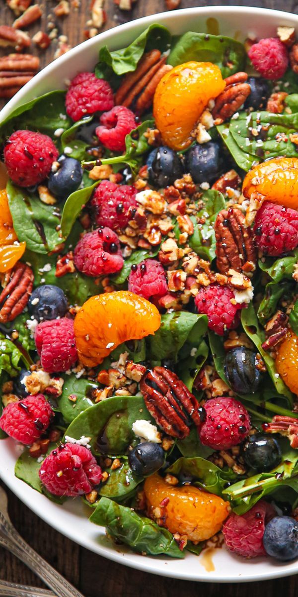 Berry Spinach Salad with Blueberries, Raspberries, Mandarin Oranges, Pecans, and Feta Berry Spinach Salad, Dressing Diy, Salad With Blueberries, Salad With Spinach, Fresh Salad Recipes, Mandarin Oranges, Best Salad Recipes, Summer Salad Recipes, Fruit Salad Recipes