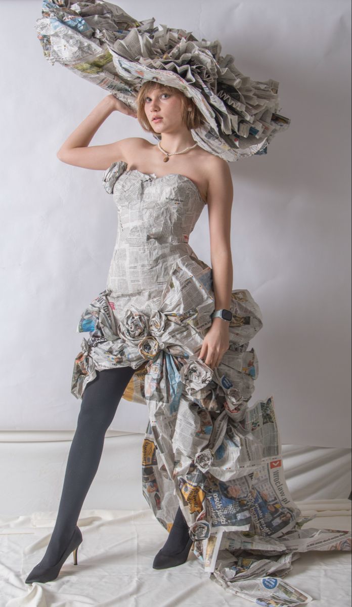 Newspaper, corset, fashion, dress, draping, eco, model, contra post, Dress Out Of Newspaper, Newspaper Fashion Design, Newspaper Dress Fashion, Newspaper Dresses, Newspaper Outfit, News Paper Dress, Drapping Dress Ideas, Trashy Fashion, Recycled Dress Ideas